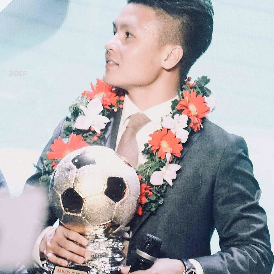 Quang Hải được trao danh hiệu Quả bóng vàng Việt Nam năm 2018.