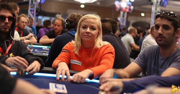 nữ game thủ Poker